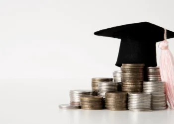 Should You Refinance Student Loans? Complete Guide to Benefits and Risks